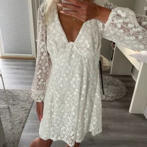 Gina klänning🤍 - Säljer denna slutsålda klänning från Gina! Aldrig använd lappen är kvar🫶🏻