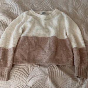 Stickad tröja - Det här är en stickad långärmad tröja som passar bra under en jacka eller bara med ett par jeans. Det är storlek xs och den är brun och vit. 
