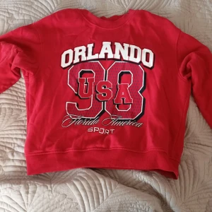 Huddie utan luva - Det här är en huddie utan luva från h&m. Den är röd och det är storlek m. 