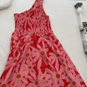 Sommarklänning - Härlig lång sommarklänning använd några få gånger Lång