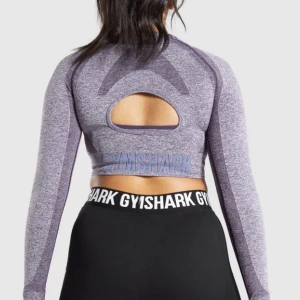 Gymshark crop top - Oavnvänd top från Gymshark. Säljer även denna i svart. Jag står för frakten. Strorlek S men stetchig! 