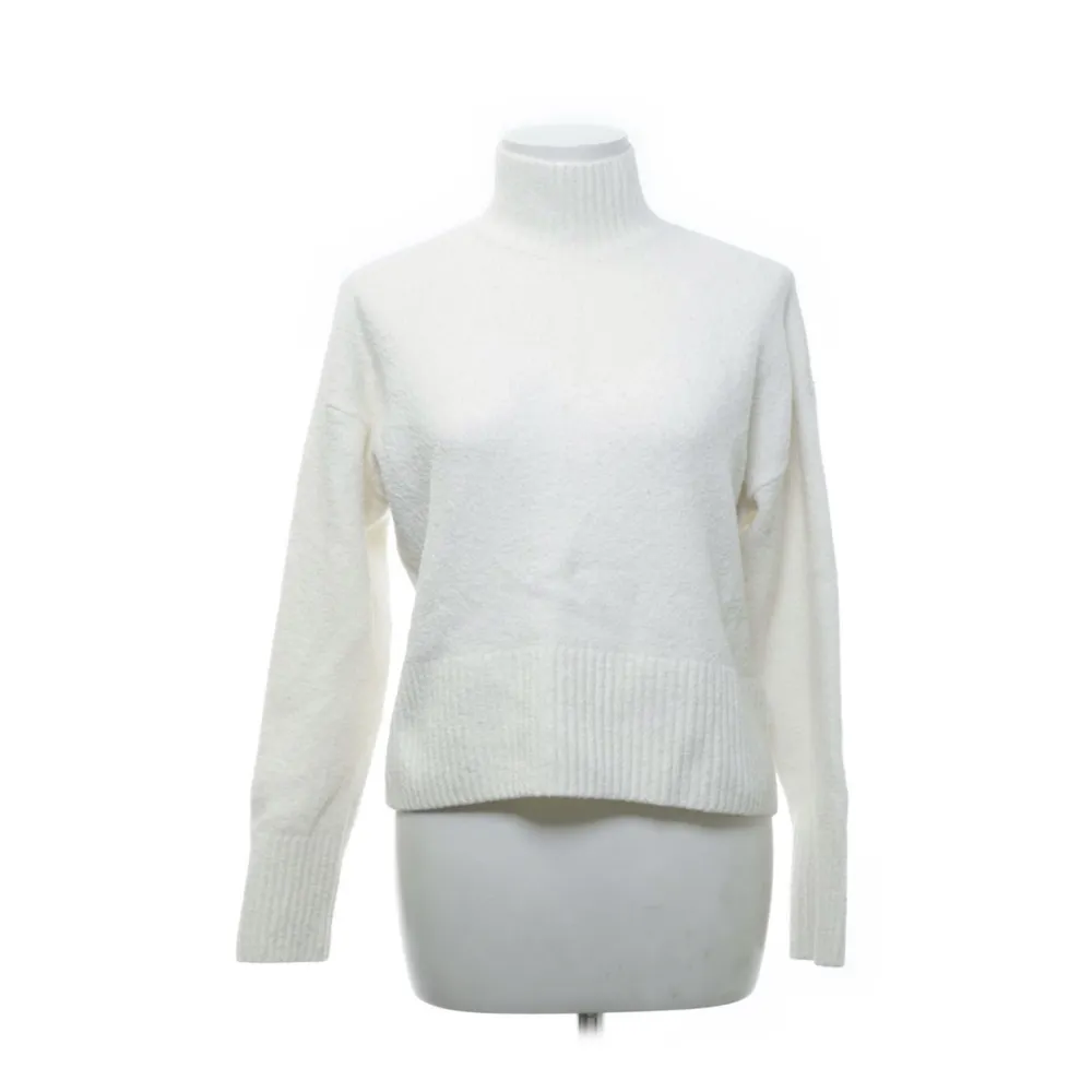 fin vit tröja från other stories, säljer eftersom den tyvärr inte passa. storlek xs men passar xxs- S. Stickat.