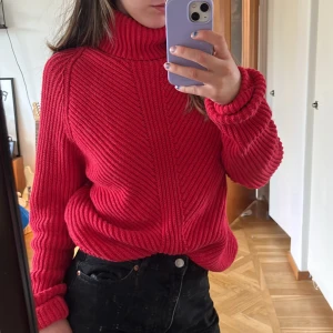 Röd stickad polo - 🍷🌹🚗🚨❤️‍🩹