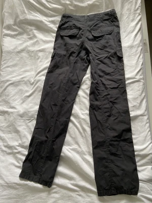 Cargobyxor - Lågmidjade Cargobyxor från hm divided! Oanvända, säljer pga för korta. Passar någon runt 170cm! Tveka inte att höra av dig vid frågor💞💞