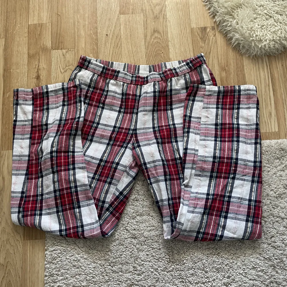 Ett par välanvända pyjamasbyxor. Dem är köpta på hm för några år sen. Kontakta mig om du har fler frågor 🙂. Farkut & Housut.