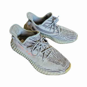 Yeezy Beluga 2.0 (trasiga) - Säljer ett par beluga 2.0 i väldigt dåligt skick 7/10 på ovansidan och 1/10 på undersidan/sulorna, funkar bättre som en prydnad än att ha på sig. Box och kvitto finns. Storlek 44 2/3. Nypris 8650kr