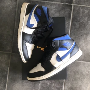 Jordan 1 Mid Racer Blue  - Dem är lite creasade och lite spruckna där fram då jag har använt dem några gånger. Dem är köpte för 1800kr på Restock då dem är originala. Det finns sko kartong och Restock tag.