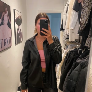 Skinn skjorta/jacka  - Snygg att slänga över en topp eller klänning 