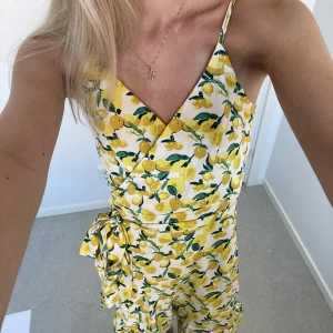 Volang klänning  - Söt omlott volangklänning med citroner⭐️