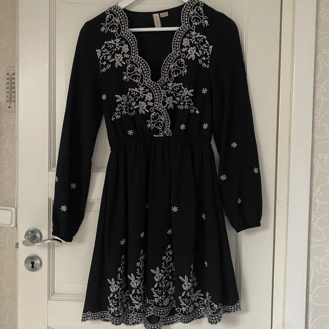 Svart klänning med vita broderier