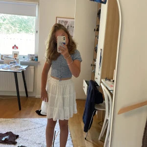 Blommig topp - Jag säljer min fina blommiga topp från Lindex i storlek 146/152💓🤘 