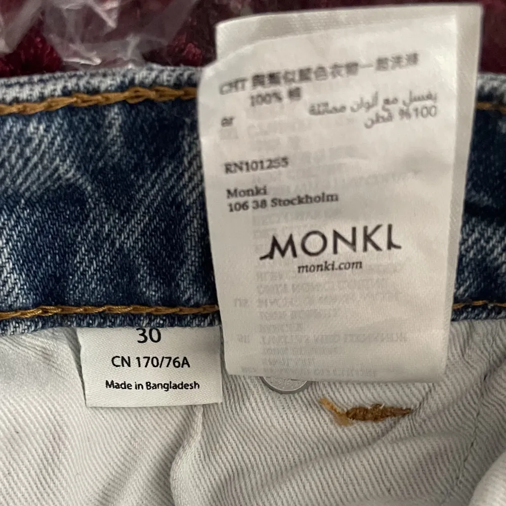 Säljer dessa snygga jeans, modell Yoko från Monki i storlek 30. De är i superbra skick och har inga defekter🩷 Hör av dig om eventuella frågor! (Köparen står för eventuell frakt). Jeans & Byxor.