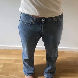 Snygga blåa jeans från weekday💙Skulle säga att jeansen är storlek 36/38