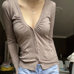 Söt kofta  - En brun kofta som passar S, så fin urringning och sitter superbra, bra skick  Säljer även shortsen så kolla gärna in min profil😊