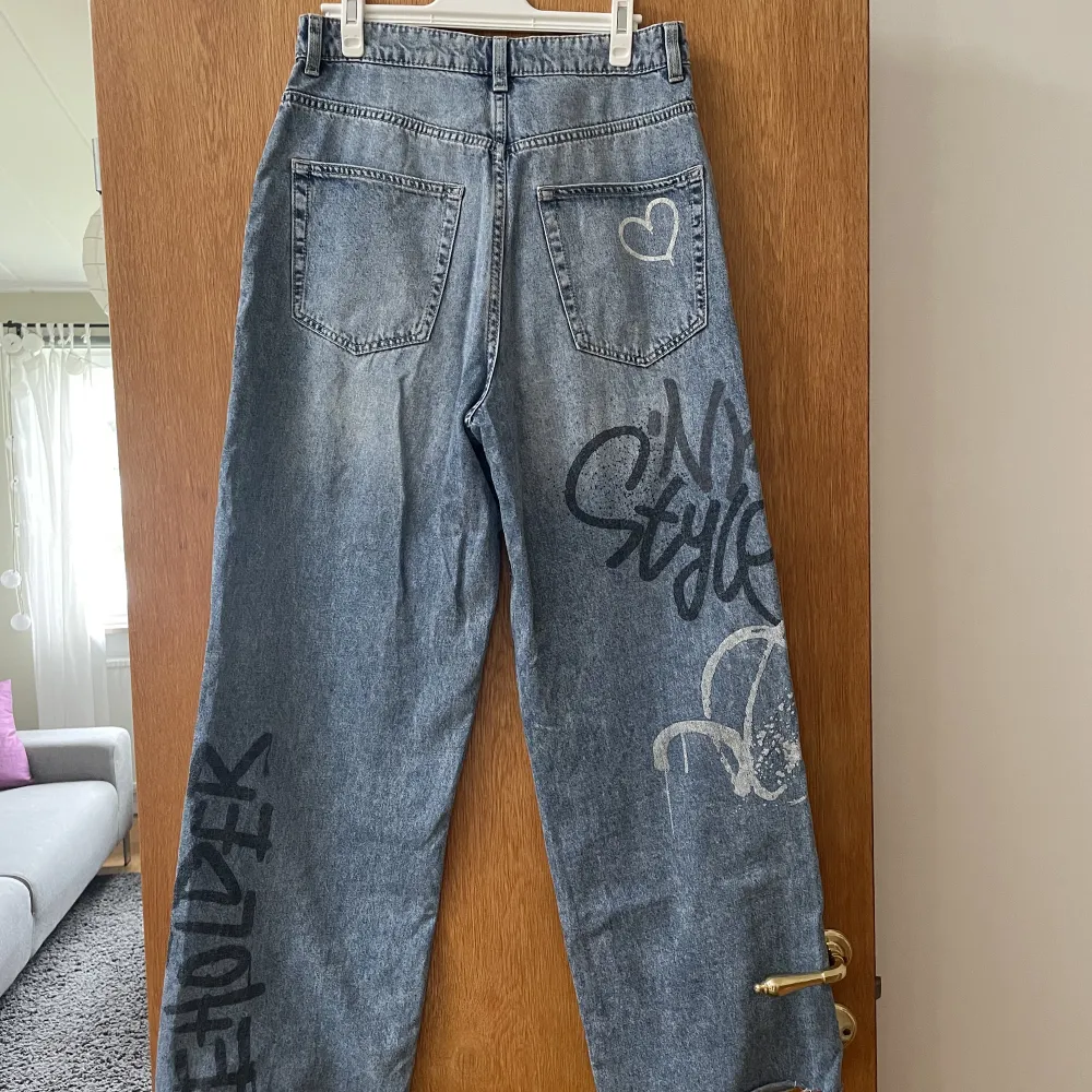 Säljer dessa coola jeans ifrån hm då de inte kommer till användning längre. De är i bra skick! Hör av dig om eventuella frågor!🩷 (Köparen står för eventuell frakt). Jeans & Byxor.