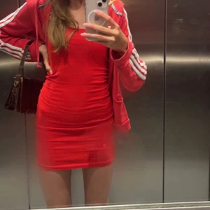 Zara klänning  - Tight klänning från zara. Använd en del men bra skick. Har ett jätte litet hål i sidan som är enkelt att sy ihop. Säljer pga använder inte längre. Köpt för 139