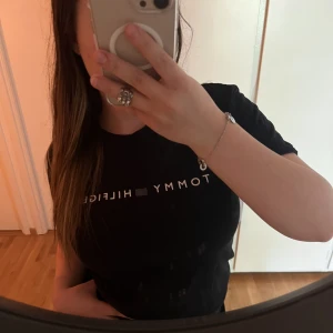  tommy hillfiger tshirt - tommy hillfiger t-shirt (fake) som tyvärr ej kommer till användning längre. märket är borta, se bild 3. 