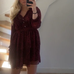 Zara klänning - Säljer denna superfina zaraklänning som är perfekt nu till sommaren!! Den är röd och svart med silvriga knappar. Storlek M 