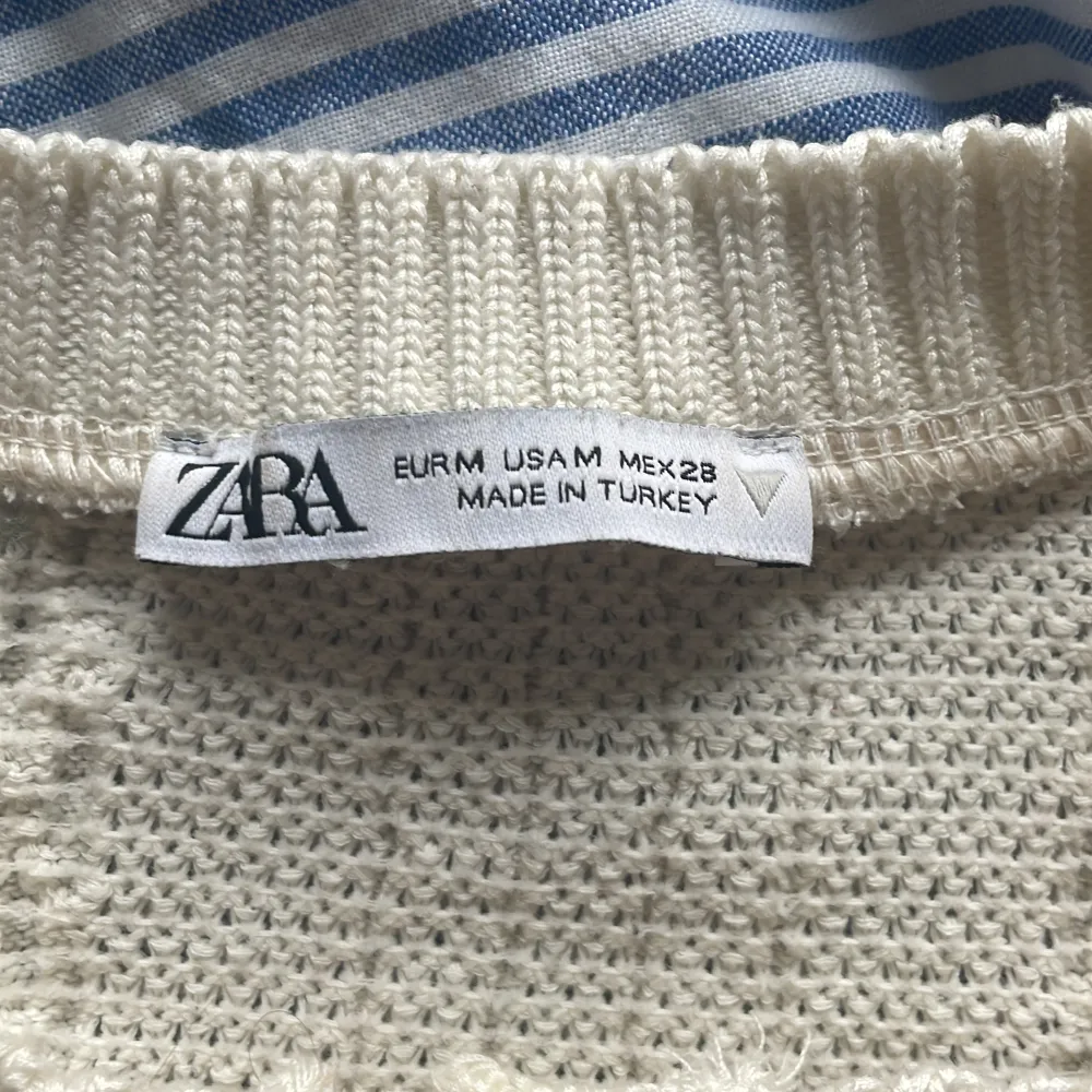 Säljer en jätte söt stickad tröja från zara. Stl m. Köparen står för frakten💕. Toppar.