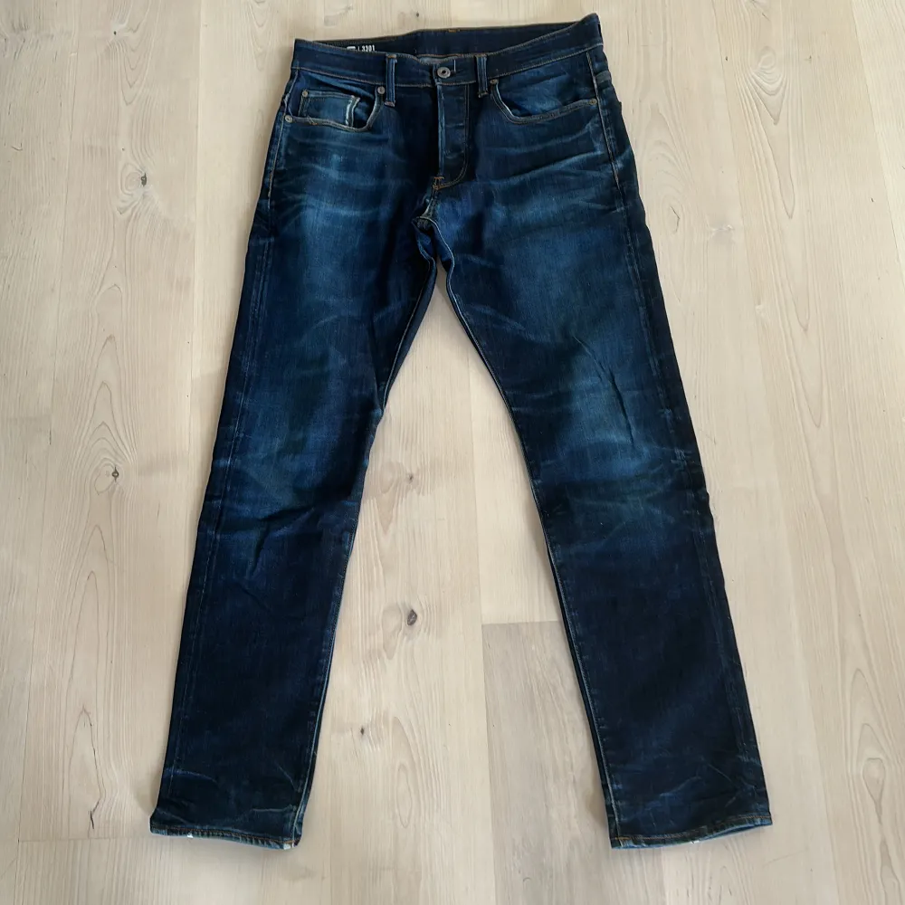 Mörkblåa jeans från G-Star Star inte använda på +3 år då de är för små. Kläderna har lite märken på baksidan som man kan se på bilden. Jeans & Byxor.