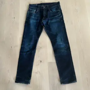 Mörkblåa jeans från G-Star Star inte använda på +3 år då de är för små. Kläderna har lite märken på baksidan som man kan se på bilden