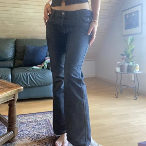 Lågmidjade mörka jeans - Coola jeans i 2000s-stil. Långa! Jag är 176