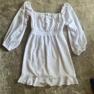 klänning - supersöt klänning från na-kd, endast använd en gång och är helt som ny! köparen står för frakten