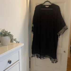 Oversized kimono/kaftan ifrån hm x coachella - En oversized luftig kimono ifrån hm x coachella med tassles i storlek M.