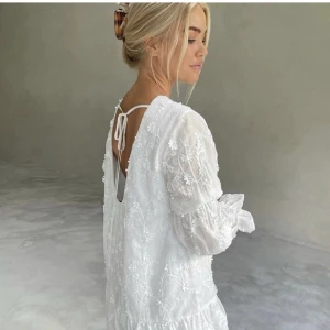 Vit klänning från NAKD - Säljer min helt underbart fina klänning från NAKD som är helt slutsåld🤩🤩 använd endast en gång och är otroligt skön och passar perfekt nu till midsommar!!🫶🏽🫶🏽