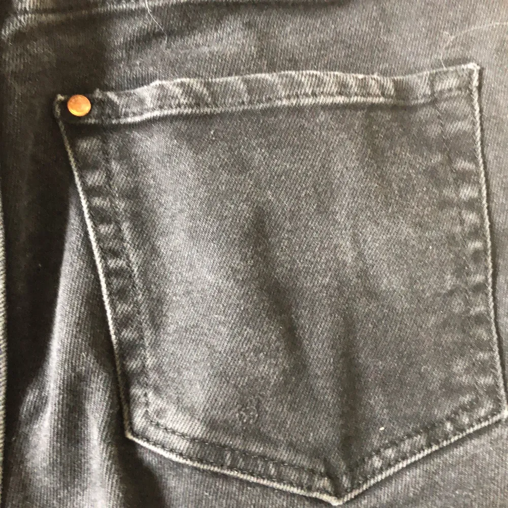 Ett par svarta jeans med en lite urtvättad färg vilket gör den jättefin, den är i ett bra skick❤️. Jeans & Byxor.