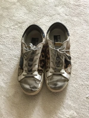 Golden Goose Superstar skor! - Äkta Golden goose skor från Vestiaire Collective. Lite för stora för mig, därför säljs de. Nypris cirka 6000.
