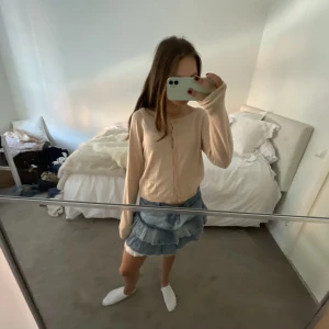 Kofta - Säljer den här jättefina koftan med rosett där bak ifrån max and Co🥰 storlek S/Xs