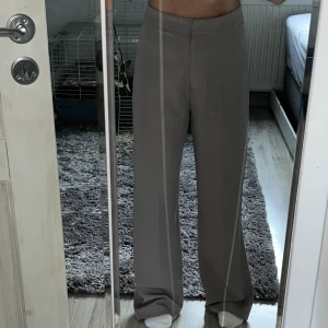 Kostymbyxor - Högmidjade, gråa kostymbyxor som är väldigt långa i benen. Endast testade.