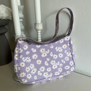 somrig väska  - axelväska från shein. endast använd förra sommaren 💜 