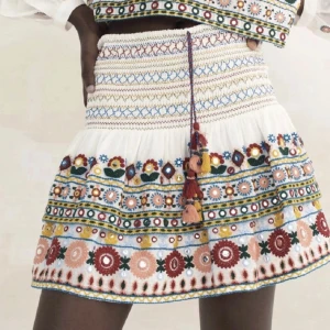 Broderad kjol  - Super fin broderad kjol! Helt slutsåld och säljer då den tyvärr inte kommer till användning längre. Storlek s men passar xs/s