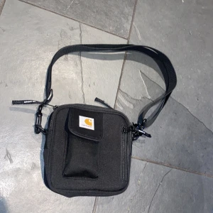 Carhartt WIP Väska - Säljer en sprillans ny carhartt väska, har ingen användning för den. 