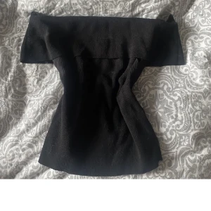 Offshoulder tröja - Super fin offshoulder tröja från hm köpt ett tag sedan. Aldrig använd endast testad💕köptes för 250kr!