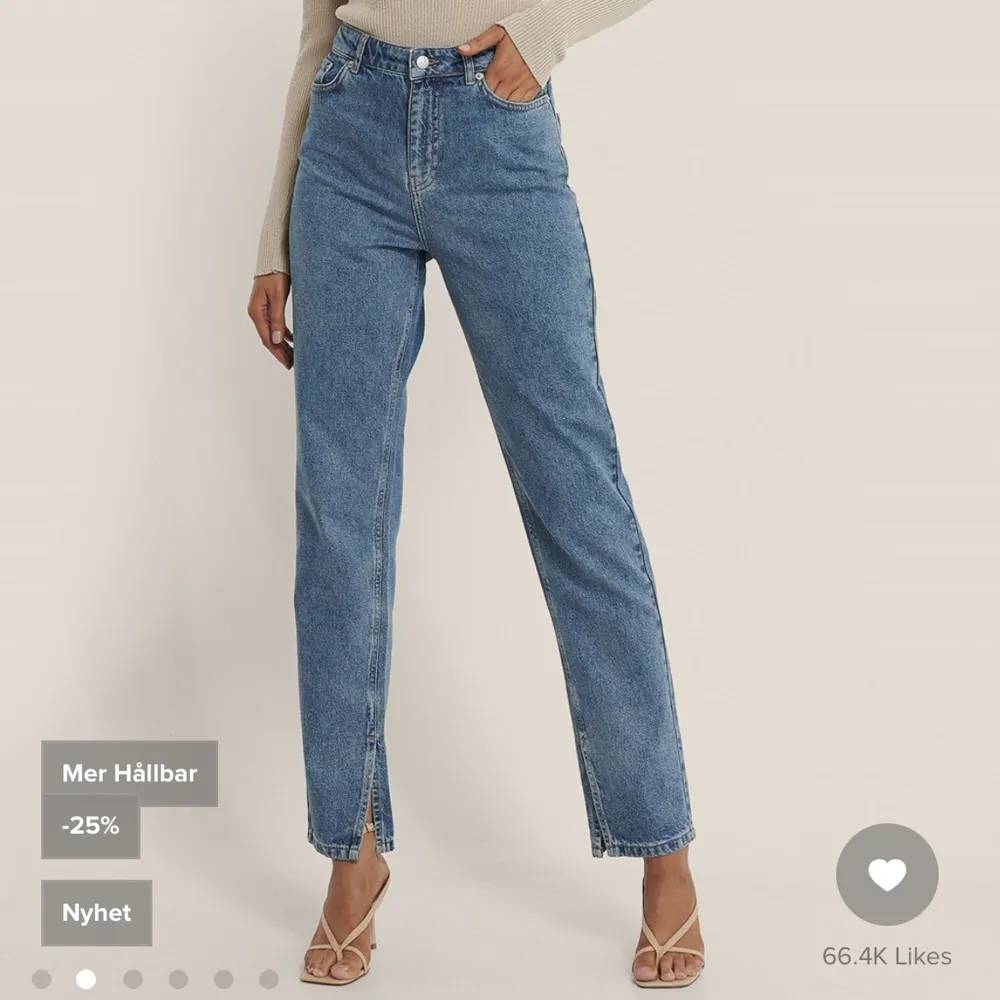 Snygga jeans med slits längst ner!! Använt några gånger men de är för långa gör mig (167 cm) därav sparsamt använda . 🌸🌸❤️. Jeans & Byxor.