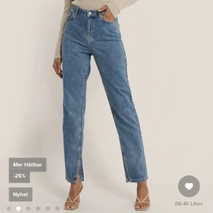 NAKD JEANS - Snygga jeans med slits längst ner!! Använt några gånger men de är för långa gör mig (167 cm) därav sparsamt använda . 🌸🌸❤️