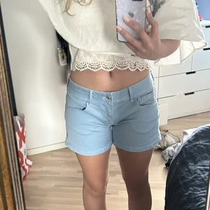 Blå lowwaist shorts - Söta lowwaist shorts från Pepe jeans. Aldrig använda. Väldigt sköna och stretchiga! Säljes för de är lite för stora för mig i midjan. Storleken är midja 30 men det motsvarar nog närmast M. 