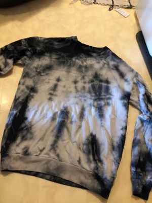 Sweatshirt  - Köpt på junkyard 