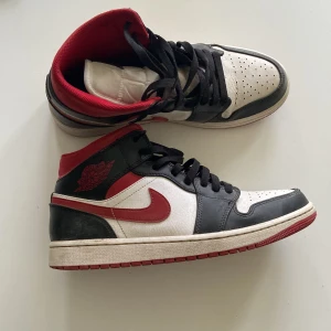 Jordan 1 - Säljer nu mina Jordan 1 mid gym red som jag köpte på restock för 2500 för dom inte används mer. Skorna är i väldigt bra skick och det har använt sparsamt. Pris kan diskuteras. Hör an er vid frågor
