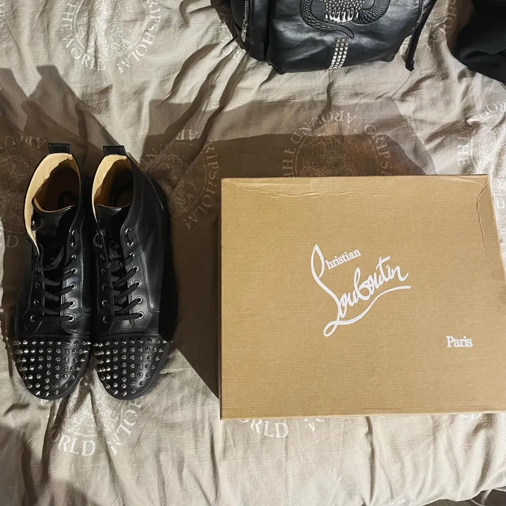 (New) Forsale:4.599kr Retail:14.000kr Christian Louboutin Louis Junior Spike High (Black) Size:46,5EU Condition:9/10 Everything Original Is Included  Box,Dustbags,Extra Spikes, etc Dm for more info&pics. Skor.