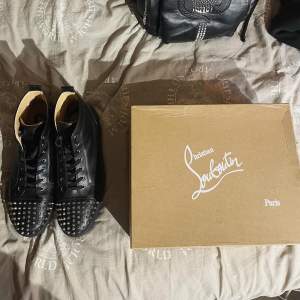 (New) Forsale:4.599kr Retail:14.000kr Christian Louboutin Louis Junior Spike High (Black) Size:46,5EU Condition:9/10 Everything Original Is Included  Box,Dustbags,Extra Spikes, etc Dm for more info&pics