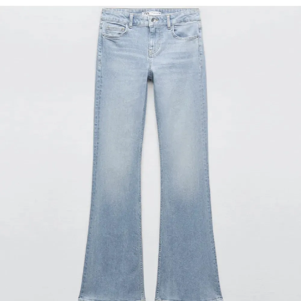 Sååå sjukt snygga jeans från zara i modellen bootcut. Jag är 160 och dom sitter super bra i längden! 💕 jeansen är även uppsydda av gamla ägaren ( fler bilder kan även skickas i förfrågan) . Jeans & Byxor.