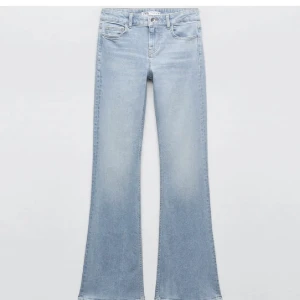 Zara jeans  - Sååå sjukt snygga jeans från zara i modellen bootcut. Jag är 160 och dom sitter super bra i längden! 💕 jeansen är även uppsydda av gamla ägaren ( fler bilder kan även skickas i förfrågan) 