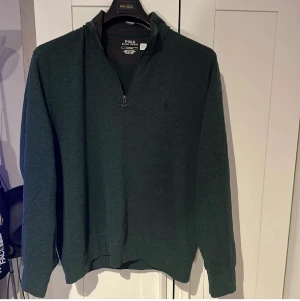 Ralph Lauren Half Zip - Knappt använd Ralph Lauren i snygg grön färg. Skick 10/10, nypris 1699kr. Väldigt snygg till sommarkvällar exempelvis.