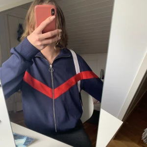 Zipper från gina - En zipper/träningsoverallsjacka från gina tricot som kan användas både till vardags och träning.  Använd ett fåtal gånger och i mycket bra skick.  Tröjan är i storlek xl men liten i storleken