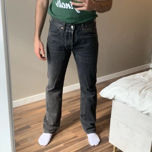 Levis jeans - Levis 30x32 (501) Titta på min profil för fler schyssta jeans, paketpris möjlig. Retail: 1100kr  Bin: 300kr