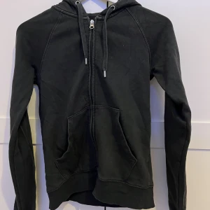 Kofta - Svart kofta i bra skick! Passar stl xxs-s🤍
